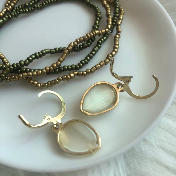 1 pair of beautiful dangle earrings +4 bead bracelets - Picture 5 of 5